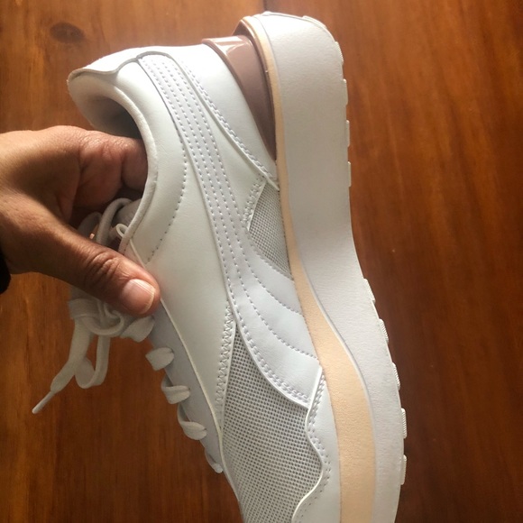 Puma sneakers (39- fit best 8.5) - Picture 5 of 6